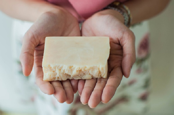 Quelle est la différence entre le shampoing solide maison et le shampoing conventionnel ?