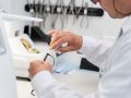 Différences entre les équipements manuels et automatisés pour les examens de la vue